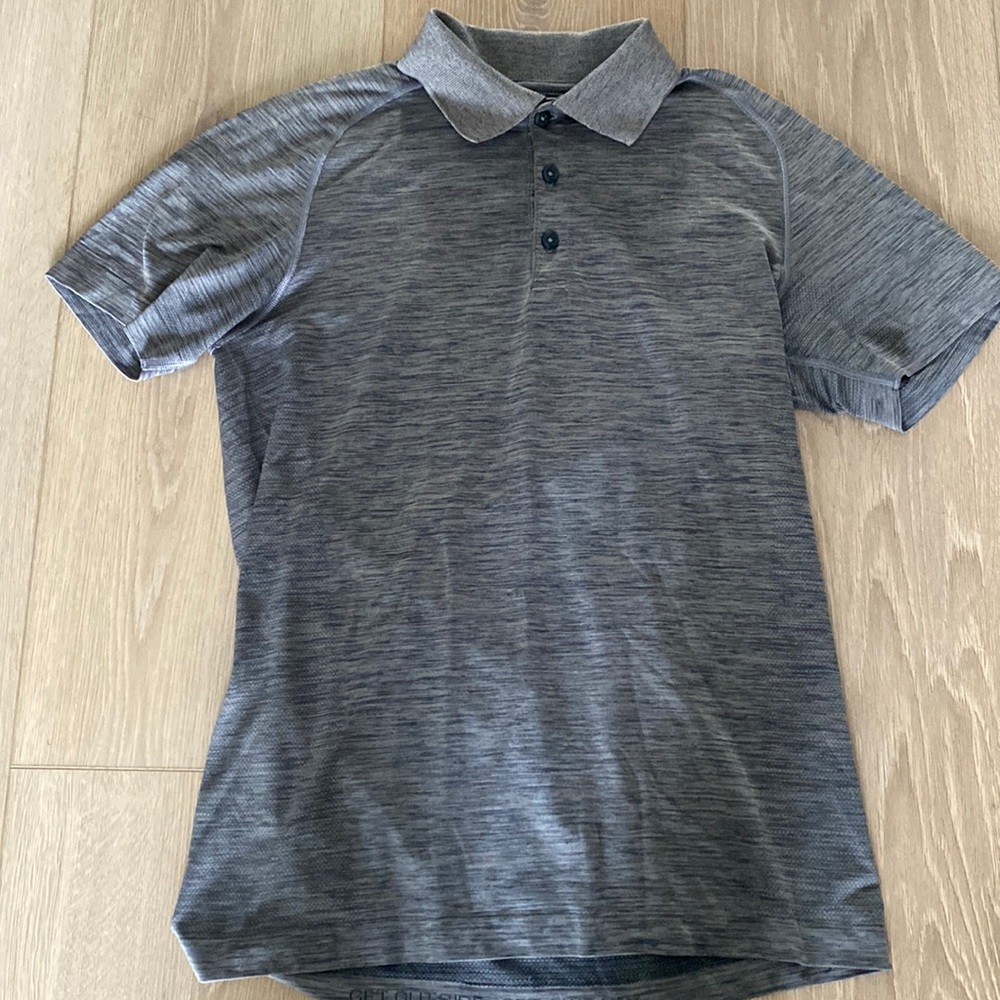 Lululemon men’s heather gray polo with side and back vents.